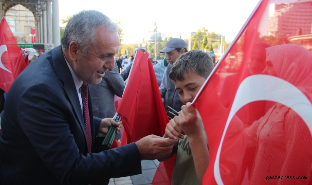MHP Kayseri İl Başkan Demirezen 2 bin Türk Bayrağı dağıttı!