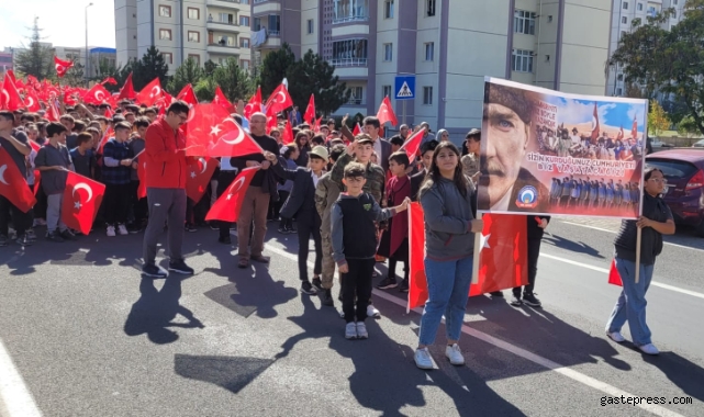 Öğrencilerden "Cumhuriyet" yürüyüşü!