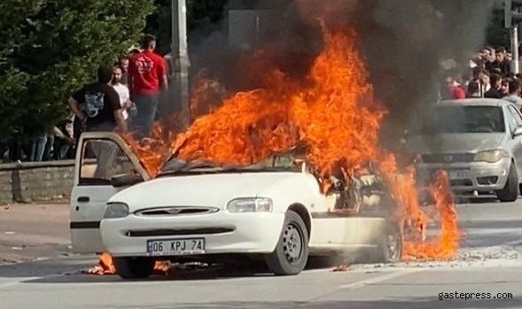 Seyir halindeki otomobil alev aldı, vatandaşlar görüntü çekmek için birbiriyle yarıştı!
