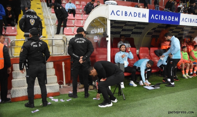 Taraftar Kayserispor - Başakşehir maçı öncesi sahaya üzerinde Çağdaş Atan olan Euro attı!
