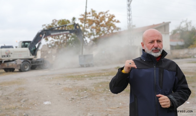 Başkan Çolakbayrakdar: “Gecekondu evleri yıkarak, şehrimize modern ulaşım yolu kazandırıyoruz”