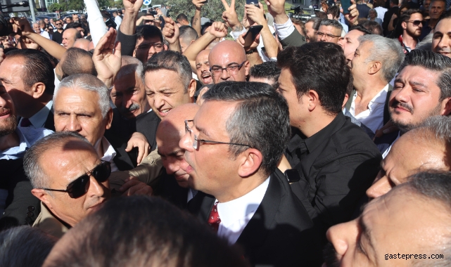 CHP'nin yeni Genel Başkanı Özgür Özel, İzmir’de partililer tarafından karşılandı!