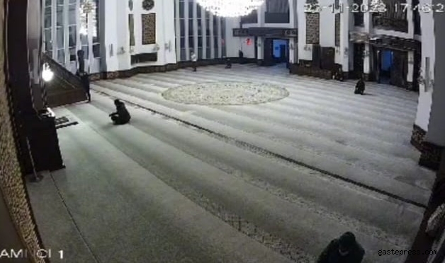 Depreme namaz kılarken yakalandılar!