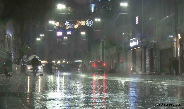 Fırtına Taksim'de vatandaşlara zor anlar yaşattı!