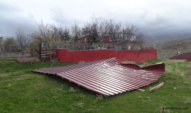 Kayseri'de 6 tonluk çatı şiddetli rüzgara dayanamadı!