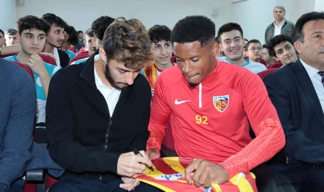 Kayserisporlu futbolcular, öğrencilerle buluştu!