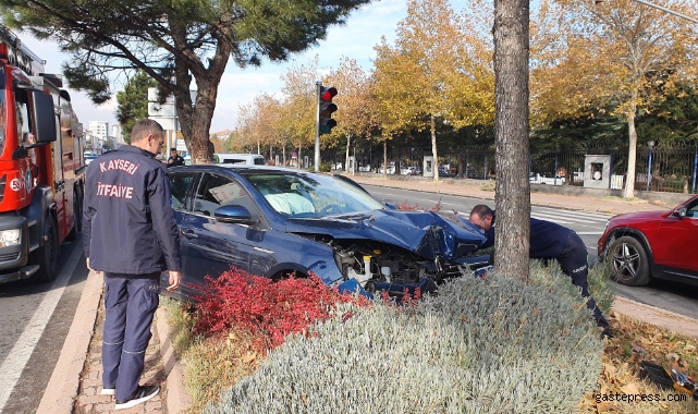 Ağaca çarpan otomobilde maddi hasar oluştu!