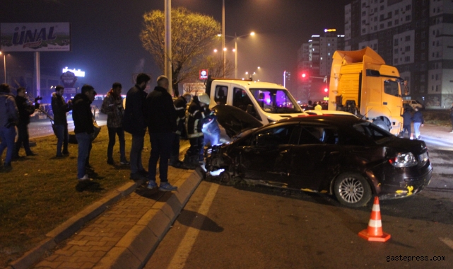 Araçlar karşı yola geçti, ortalık savaş alanına döndü: 1 yaralı!