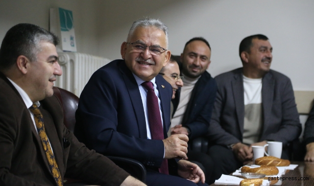 Başkan Büyükkılıç; şoförlerle çay içti, simit yedi!