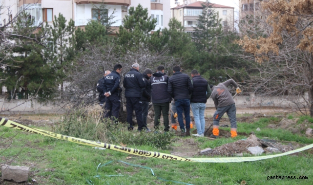 Boş arazide dua eden şahıs ekipleri harekete geçirdi!