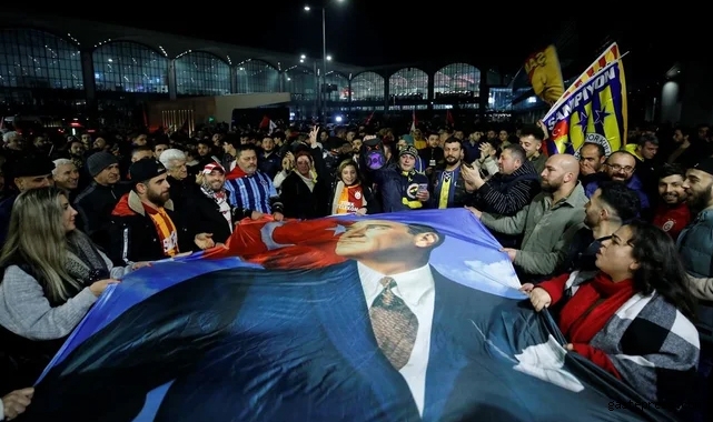 Galatasaray ve Fenerbahçe kafilesi Türkiye'ye döndü taraftardan coşkulu karşılama!