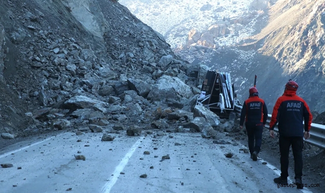 Hakkari'de heyelan! Düşen kayalar kamyonete çarptı!