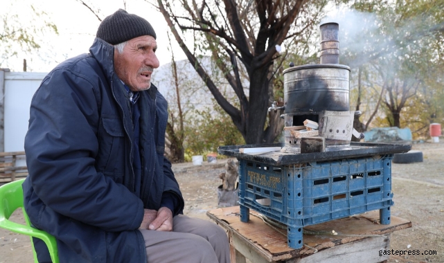 İçinde yaşadığı ve iş yeri olduğu barakası yandı, 75 yaşında zor durumda kaldı!