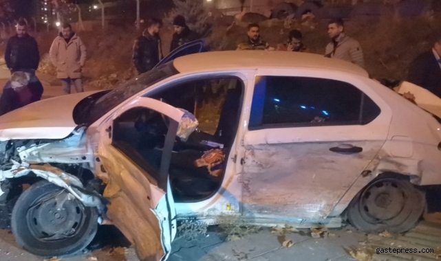 Kayseri'de feci kaza: Araçta sıkışan şoförü ekipler çıkardı!