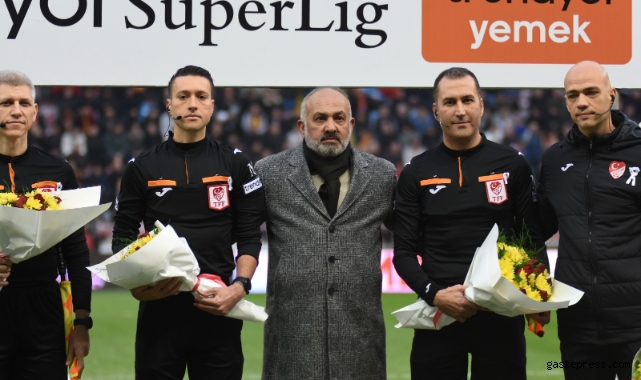 Kayserispor-Fenerbahçe maçı öncesi hakemlere çiçek!
