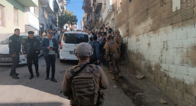 Mahalle abluka altına alındı, polise ateş açan şahıs kadın kılığında yakalandı!