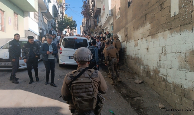 Mahalle abluka altına alındı, polise ateş açan şahıs kadın kılığında yakalandı!