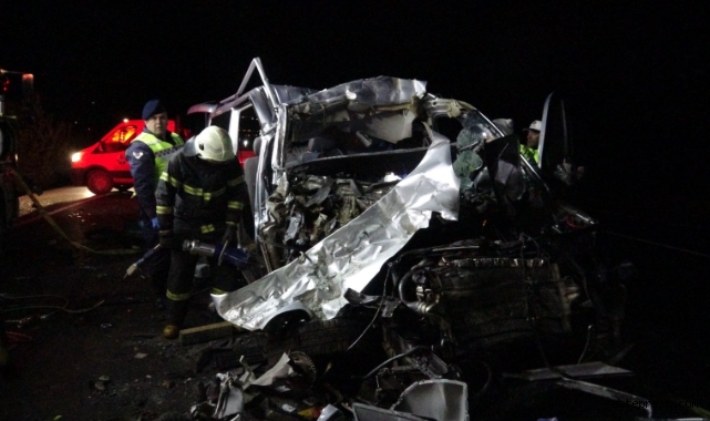 Tokat'ta minibüs kamyona arkadan çarptı: 5 ölü!