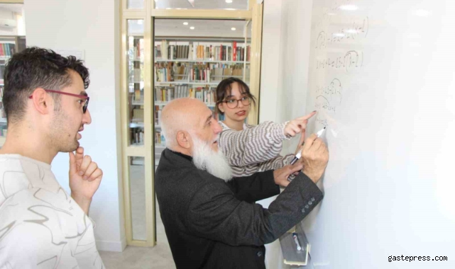 Üniversitelilerden, 4. defa DGS’ye hazırlanan Yaşar dedeye özel matematik dersi!