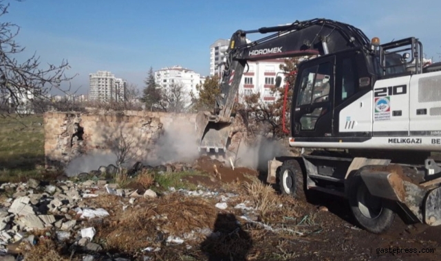 Vali Çiçek, “Uyuşturucu ile mücadelede metruk binaların yıkımı da önem teşkil ediyor”