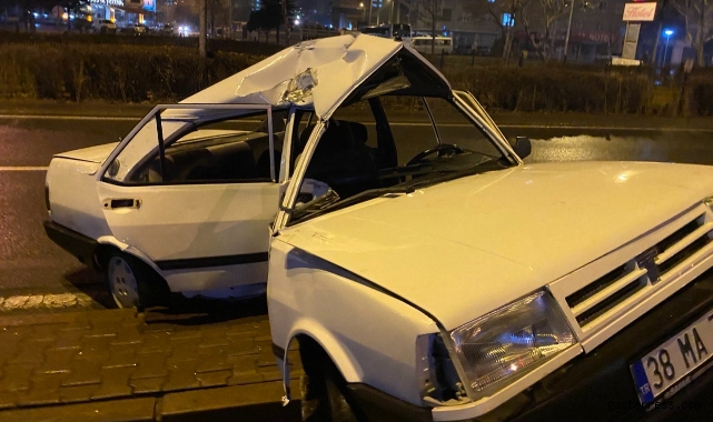 Direğe çarpan otomobil ortadan ikiye büküldü: 4 yaralı!