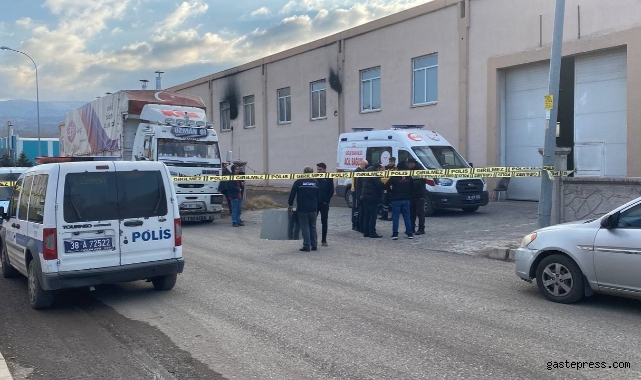 Kamyon ile duvar arasında sıkışan çocuk hayatını kaybetti!