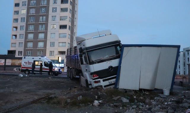 Kayseri'de faciadan dönüldü: Yoldan çıkan tır konteynıra girdi!