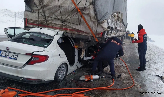Otomobil TIR'a çarptı: 2 kişi hayatını kaybetti!