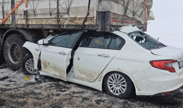 Otomobil tıra arkadan çarptı: 2 ölü, 1 yaralı!