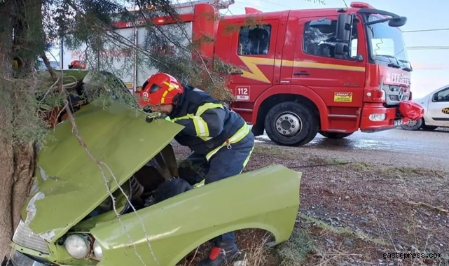 Yol kenarındaki ağaca çarpan otomobil hurdaya döndü: 2 yaralı