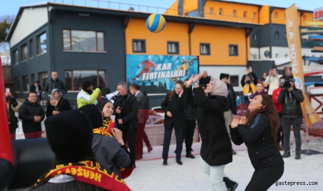 Bakan Göktaş, Erciyes'te kar voleybolu oynadı!