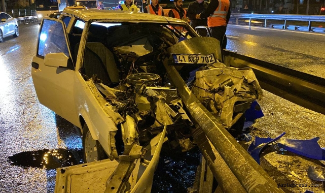 Bariyere ok gibi saplanan otomobil paramparça oldu: 1 yaralı!