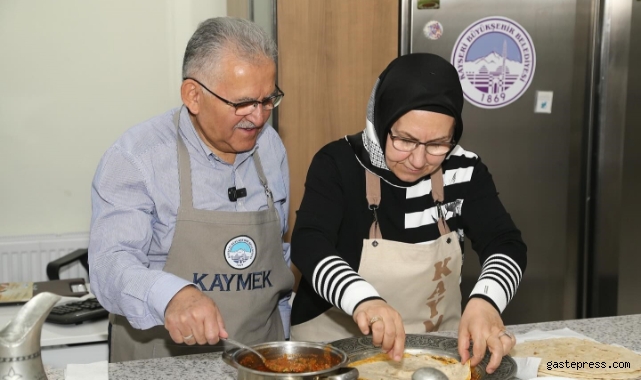 Başkan Büyükkılıç, eşi ile 'Kayseri Yağlaması' yaptı!