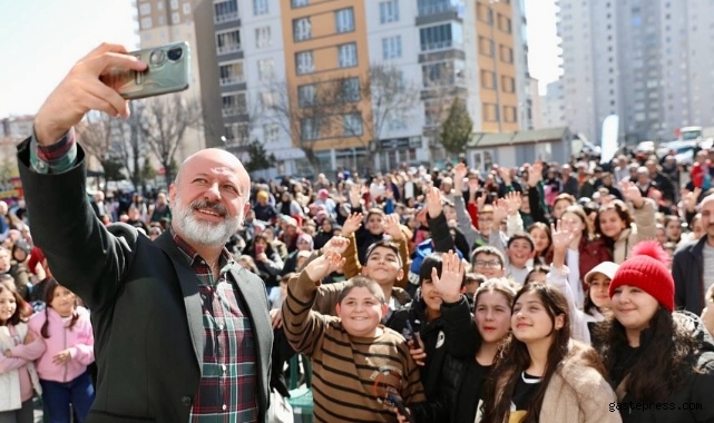Başkan Çolakbayrakdar: "Çocuklarımızın hem yüzünü güldürüyoruz hem de geleceğe hazırlıyoruz"