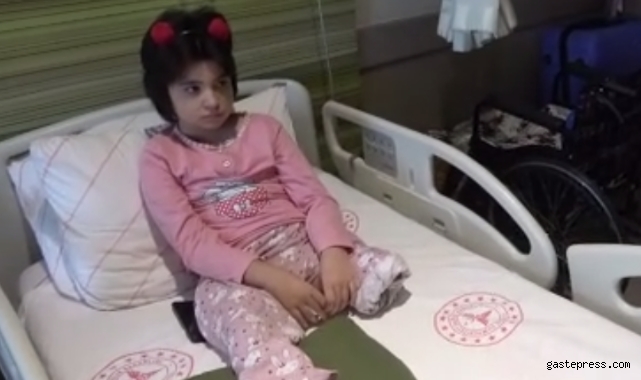 Depremde ayaklarını kaybeden Aysima'nın tek isteği hastanede bir öğretmen!