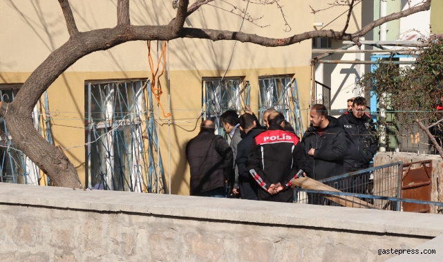 Emniyet amirinin yaklaşımı, eşini rehin alan şahsı böyle ikna etti: "Ben sana kurban olurum"