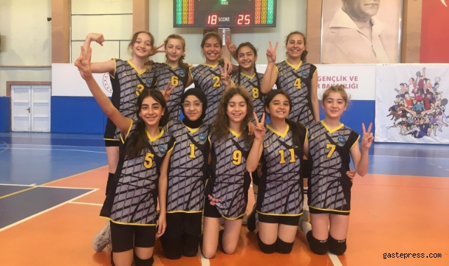 İzzet Öksüzkaya Ortaokulu voleybolda Kayseri'yi gururlandırdı!