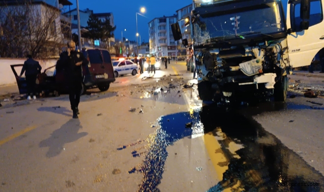 Kamyon ile hafif ticari araç kafa kafaya çarpıştı: 1 ağır yaralı!