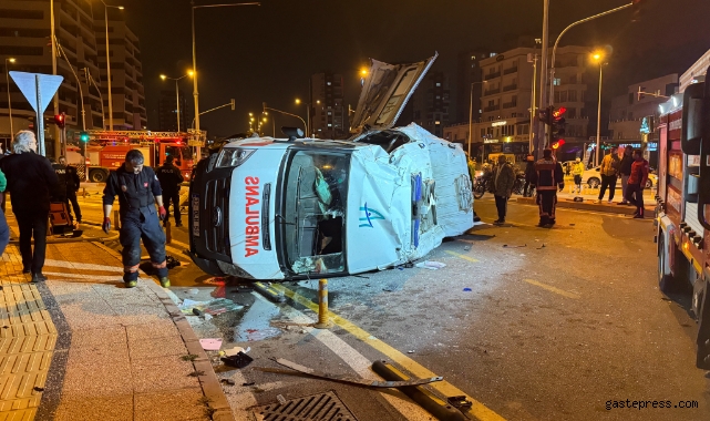 Mersin'de ambulans ile otomobil çarpıştı: 1'i ağır 7 yaralı!