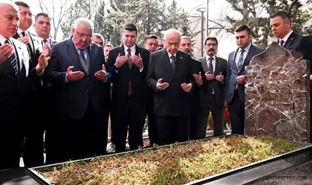 MHP lideri Bahçeli, Alparslan Türkeş’in kabrini ziyaret etti!