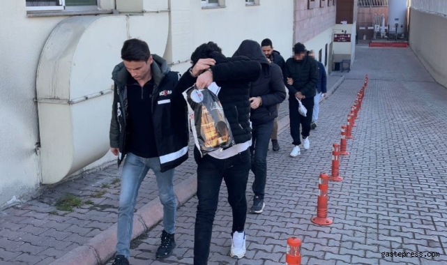 Polis aracına çarpıp pastane kurşunlayan suç makineleri yakalandı!