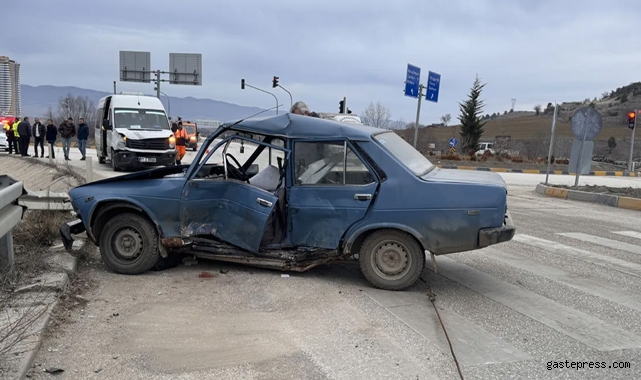 Servis minibüsü ile otomobil çarpıştı: 6 kişi yaralandı!