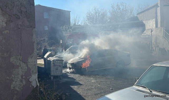 Tomarza’da park halindeki otomobil alev aldı!