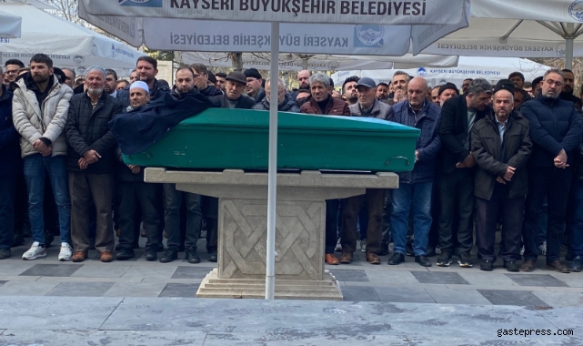 Ağaca çarparak alev alan araçta hayatını kaybeden sürücü toprağa verildi!