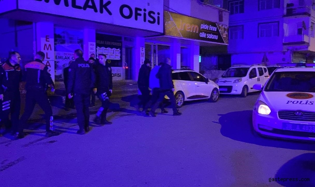 Aranması olan şahıs uygulama yapan polise bıçak çekip kaçtı!