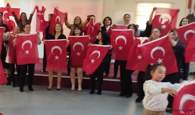 BBP'li Fatma Şenyüz Güner'den hediye Türk Bayrağı