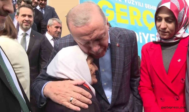 Cumhurbaşkanı Erdoğan, miting sonrası yaşlı teyze ile sohbet etti!