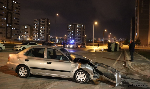 Otomobille çarpışan işçi servisi devrildi: 3 yaralı!