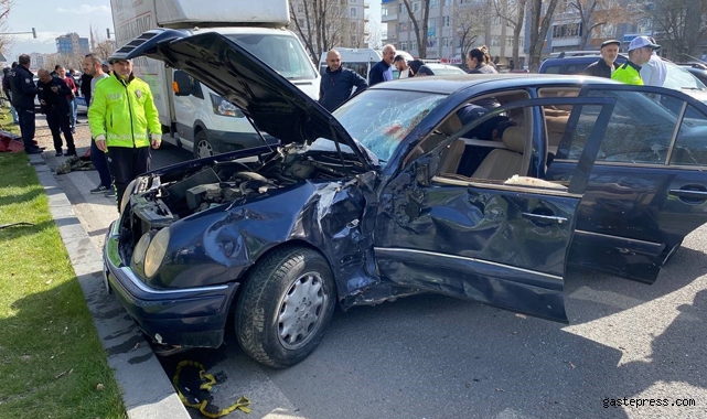 Otomobille çarpışan motosiklet yayalara çarptı: 1 ölü, 3 yaralı 