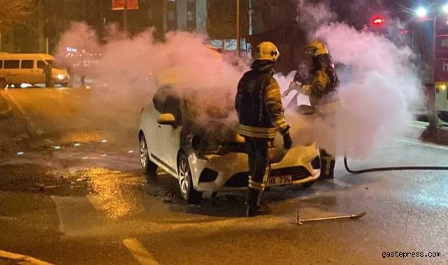 Seyir halindeki otomobil alev alev yandı!